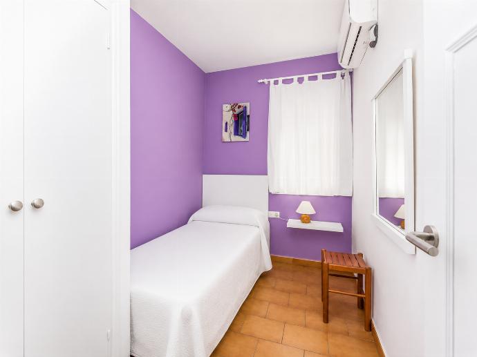 Single bedroom with AC . - Villa Eugenia . (Galleria fotografica) }}
