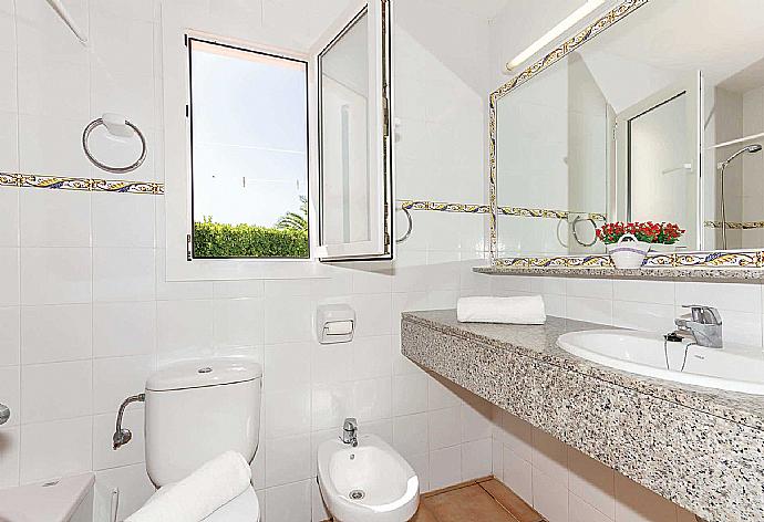 Bathroom with bath and overhead shower . - Villa Juana . (Fotogalerie) }}