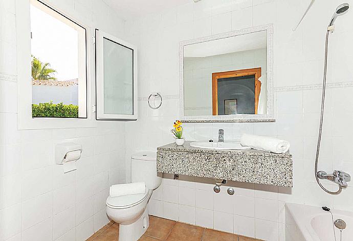 Bathroom with bath and overhead shower . - Villa Juana . (Fotogalerie) }}