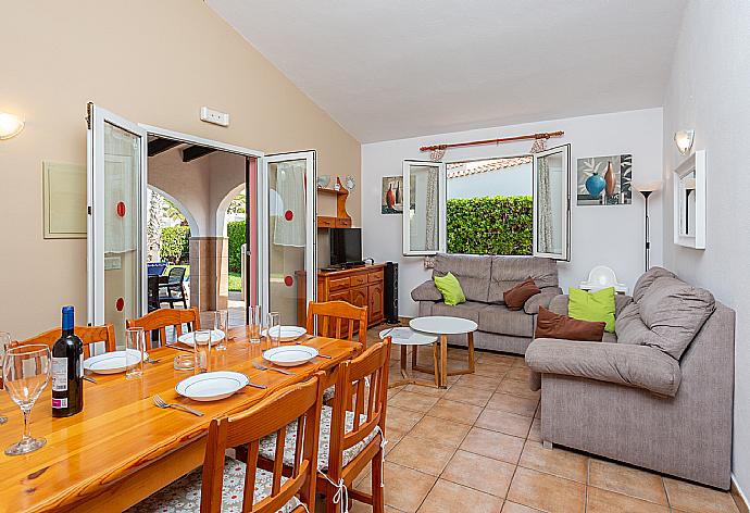 Living room with sofas, dining area, WiFi internet, satellite TV, and terrace access . - Villa Clariana . (Fotogalerie) }}