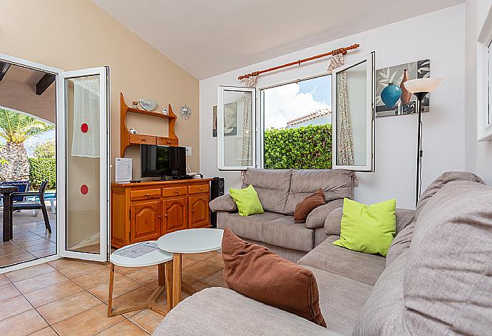 Living room with sofas, dining area, WiFi internet, satellite TV, and terrace access . - Villa Clariana . (Fotogalerie) }}