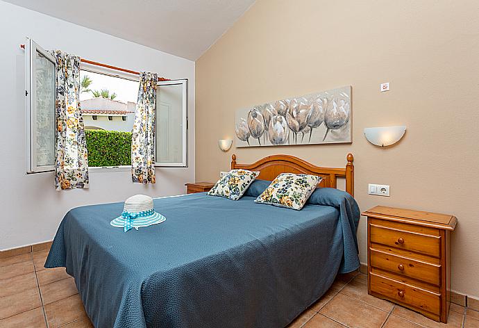 Double bedroom with en suite bathroom and A/C . - Villa Clariana . (Galerie de photos) }}