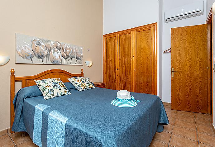 Double bedroom with en suite bathroom and A/C . - Villa Clariana . (Галерея фотографий) }}