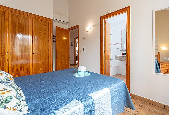 Double bedroom with en suite bathroom and A/C . - Villa Clariana . (Photo Gallery) }}