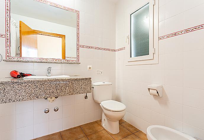 En suite bathroom with bath and shower . - Villa Clariana . (Galerie de photos) }}