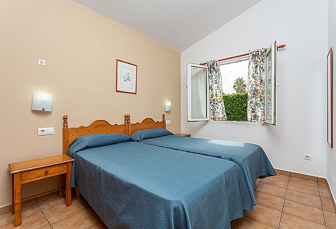 Twin bedroom with A/C . - Villa Clariana . (Galleria fotografica) }}