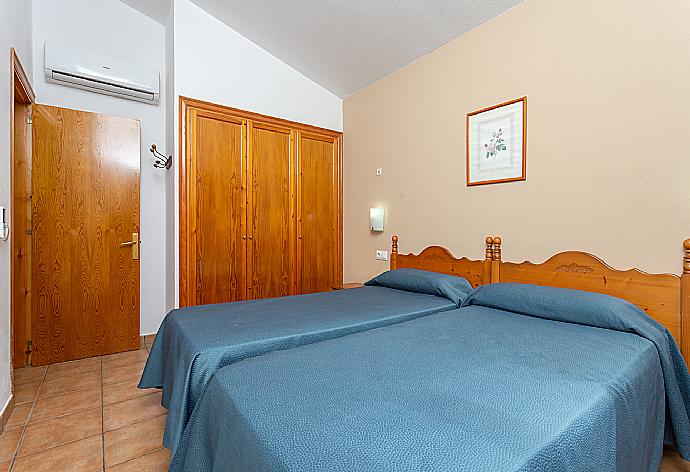 Twin bedroom with A/C . - Villa Clariana . (Fotogalerie) }}