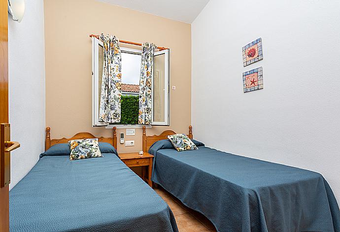 Twin bedroom with A/C . - Villa Clariana . (Fotogalerie) }}