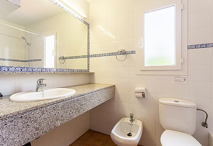 Family bathroom with bath and shower . - Villa Clariana . (Fotogalerie) }}