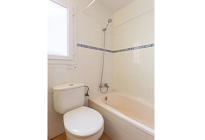 Family bathroom with bath and shower . - Villa Clariana . (Fotogalerie) }}