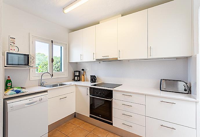 Equipped kitchen . - Villa Binibety . (Fotogalerie) }}