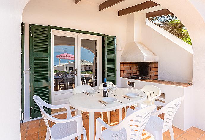 Sheltered terrace area with BBQ . - Villa Binibety . (Fotogalerie) }}