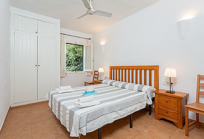 Double bedroom with en suite bathroom . - Villa Binibety . (Galería de imágenes) }}