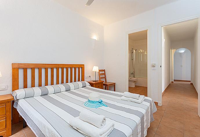 Double bedroom with en suite bathroom . - Villa Binibety . (Galleria fotografica) }}