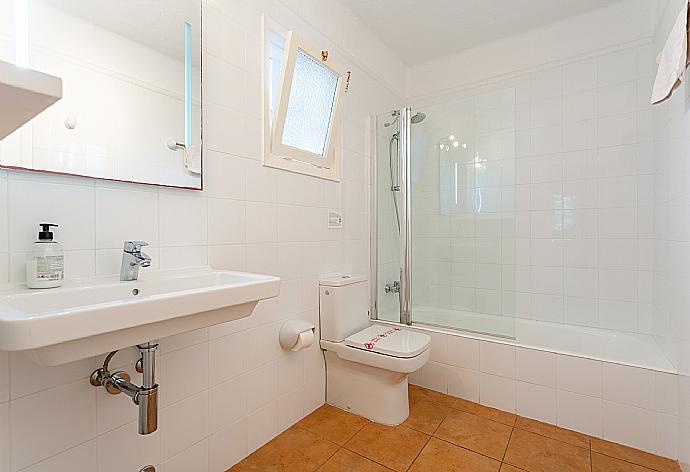 En suite bathroom with bath and shower . - Villa Binibety . (Galerie de photos) }}