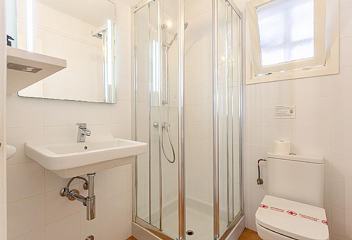 Family bathroom with shower . - Villa Binibety . (Galerie de photos) }}