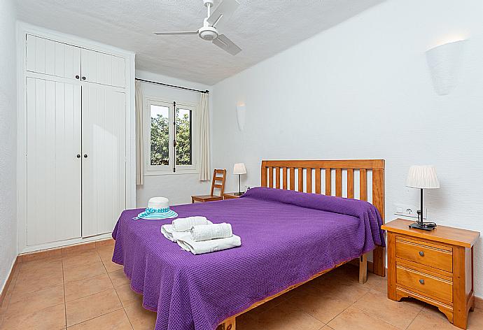 Double bedroom with en suite bathroom . - Villa Binimary . (Fotogalerie) }}