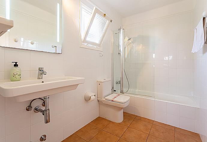 En suite bathroom with bath and shower . - Villa Binimary . (Galería de imágenes) }}