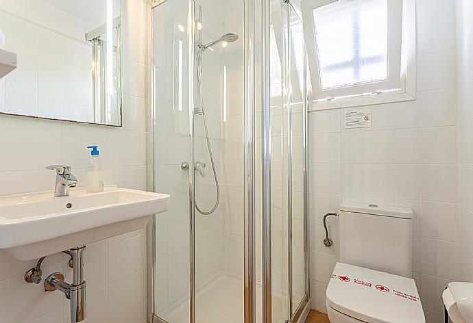 Family bathroom with shower . - Villa Binimary . (Galleria fotografica) }}