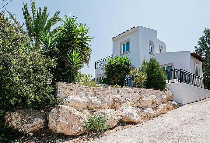 Entrance of the villa  . - Villa Aphrodite . (Галерея фотографий) }}