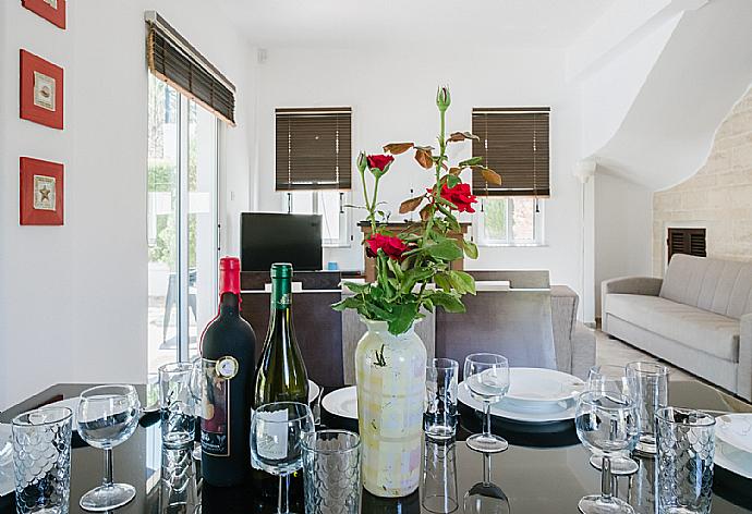 Dining area . - Villa Aphrodite . (Galerie de photos) }}