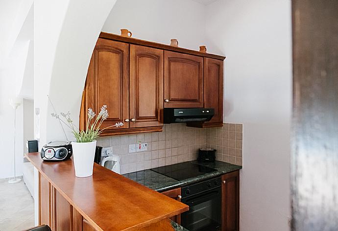 Kitchen  . - Villa Aphrodite . (Galerie de photos) }}