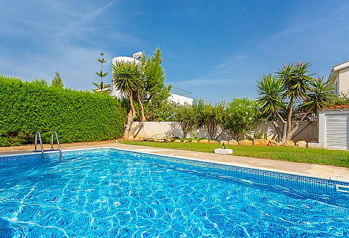 Private pool and terrace . - Villa Chrysanthemum . (Galería de imágenes) }}