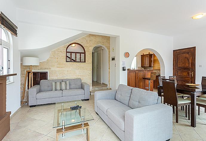 Open-plan living room with sofas, dining area, kitchen, ornamental fireplace, WiFi internet, satellite TV, and pool terrace access . - Villa Chrysanthemum . (Fotogalerie) }}