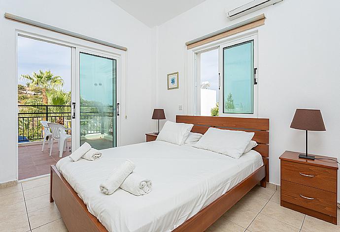 Double bedroom with A/C and balcony access . - Villa Chrysanthemum . (Galería de imágenes) }}