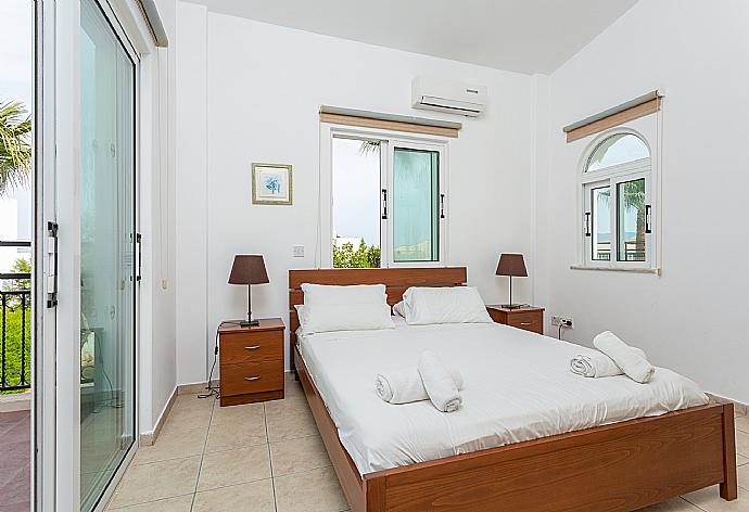 Double bedroom with A/C and balcony access . - Villa Chrysanthemum . (Fotogalerie) }}