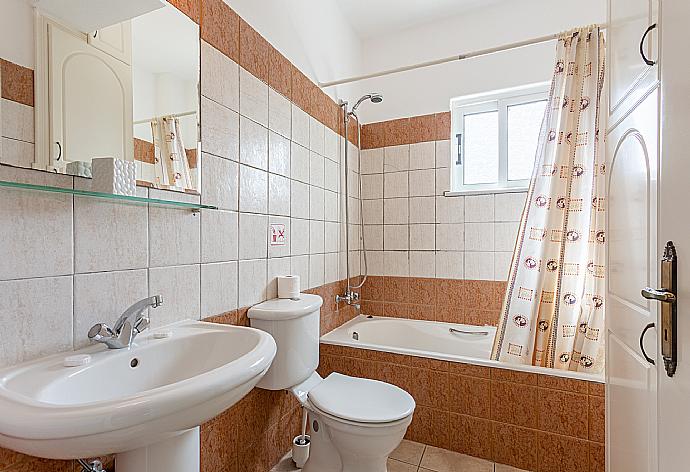 Family bathroom with bath and shower . - Villa Chrysanthemum . (Photo Gallery) }}