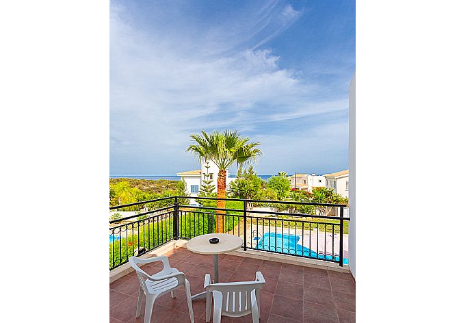 Upper terrace area with sea views . - Villa Chrysanthemum . (Galerie de photos) }}