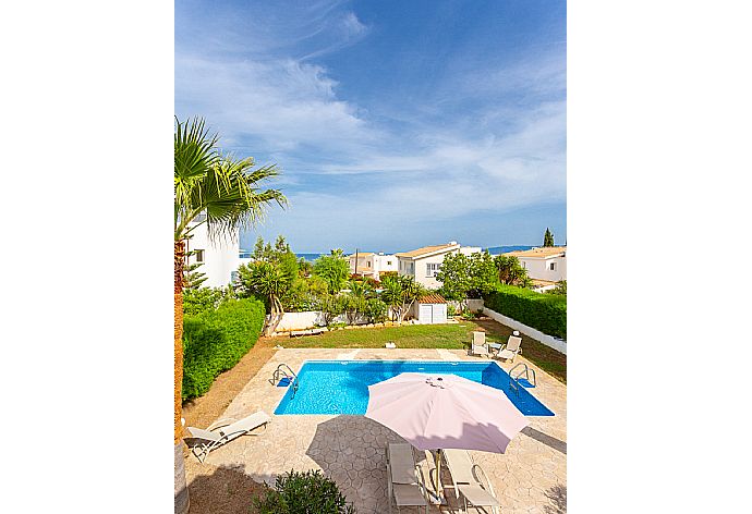 View of pool terrace from upper terrace . - Villa Chrysanthemum . (Galerie de photos) }}