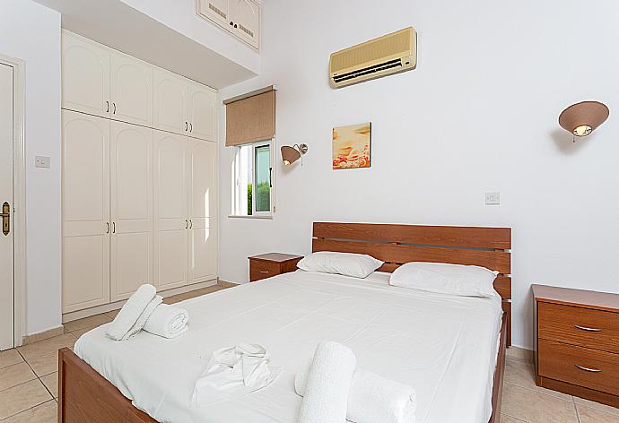 Double bedroom with A/C and terrace access . - Villa Chrysanthemum . (Fotogalerie) }}