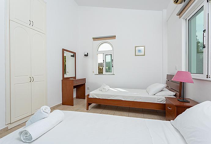 Twin bedroom with A/C and balcony access . - Villa Chrysanthemum . (Galerie de photos) }}