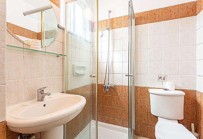 Family bathroom with shower . - Villa Chrysanthemum . (Galerie de photos) }}