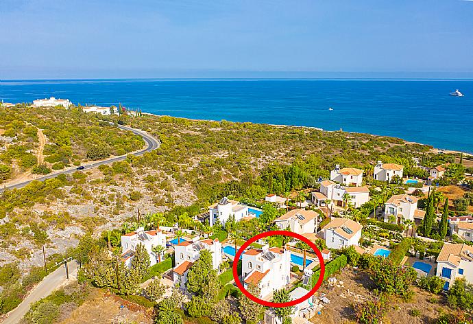 Aerial view showing location of Villa Cleopatra . - Villa Cleopatra . (Galleria fotografica) }}