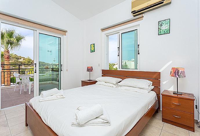 Double bedroom with A/C and balcony access . - Villa Cleopatra . (Fotogalerie) }}