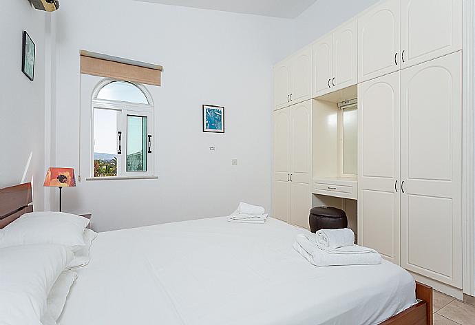 Double bedroom with A/C and balcony access . - Villa Cleopatra . (Galería de imágenes) }}