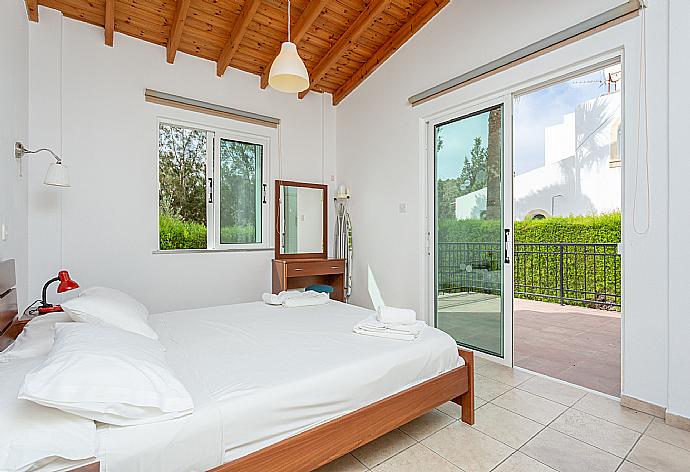 Double bedroom with A/C and terrace access . - Villa Cleopatra . (Galerie de photos) }}