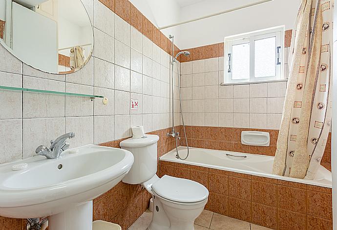 Family bathroom with bath and shower . - Villa Cleopatra . (Galleria fotografica) }}