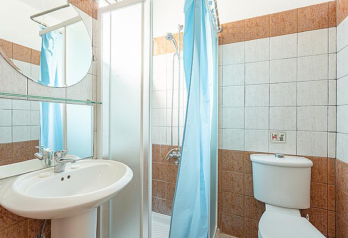 Family bathroom with shower . - Villa Cleopatra . (Galerie de photos) }}