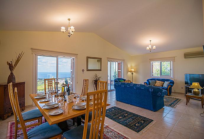 Living and dining area . - Villa Maritsa . (Fotogalerie) }}