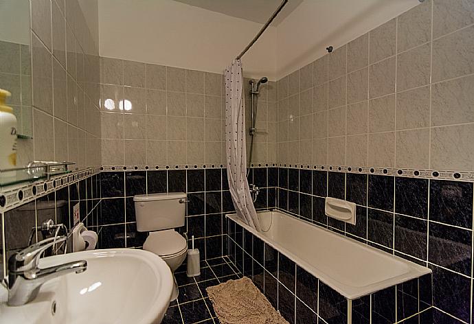 Bathroom . - Villa Maritsa . (Galerie de photos) }}