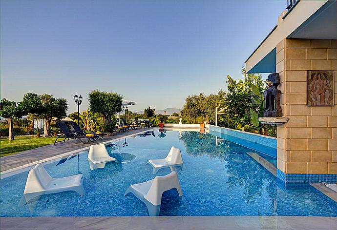 Private pool and terrace . - Villa Nasia . (Galerie de photos) }}