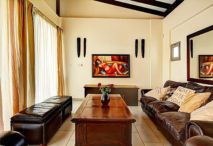 Open-plan living room with sofas, dining area, kitchen, ornamental fireplace, A/C, WiFi internet, satellite TV, DVD player, and terrace access . - Villa Nasia . (Galería de imágenes) }}