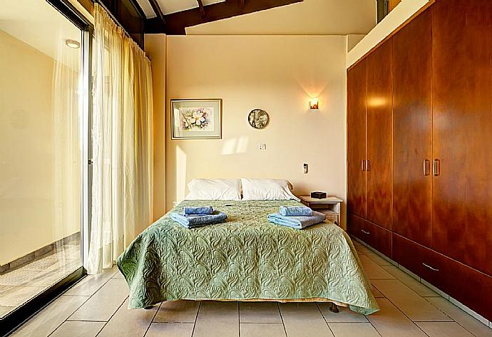 Double bedroom with en suite bathroom and A/C . - Villa Nasia . (Galleria fotografica) }}