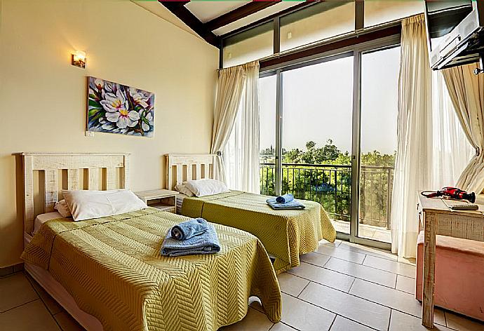 Twin bedroom with en suite bathroom and A/C . - Villa Nasia . (Galleria fotografica) }}