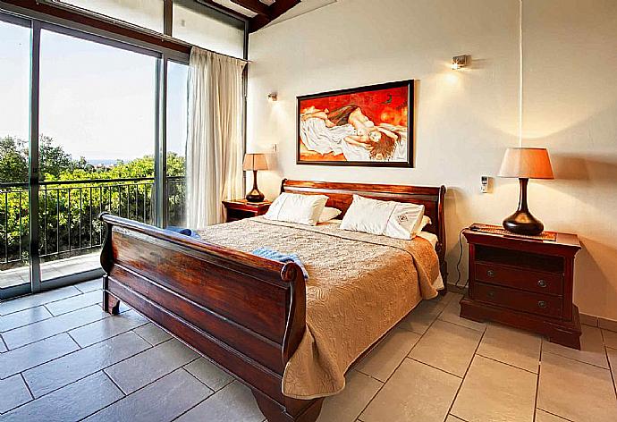 Double bedroom with en suite bathroom and A/C . - Villa Nasia . (Fotogalerie) }}