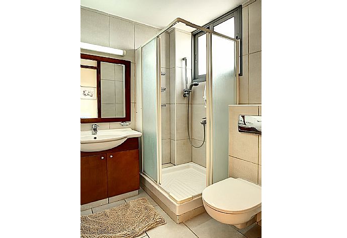 Bathroom with shower . - Villa Nasia . (Photo Gallery) }}